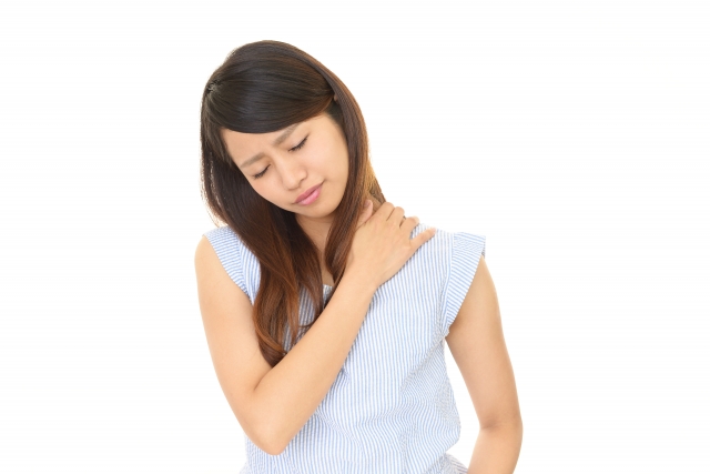肩コリから来る辛い症状に悩む女性