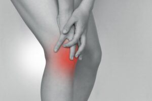 筋力の低下や骨盤の歪みも膝痛の原因になります