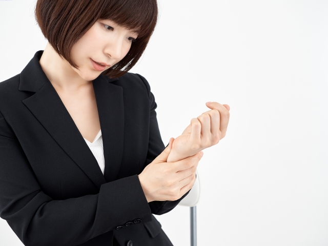 腱鞘炎の辛い症状で仕事に支障が出て悩む女性